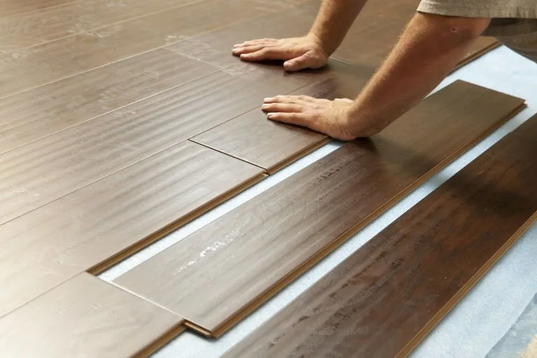Realizamos la instalación de pisos flotantes que combinan resistencia, confort y estilo. Son ideales para aquellos que desean un suelo de fácil mantenimiento, con un diseño atractivo y una excelente durabilidad. Los pisos flotantes son perfectos para todo tipo de espacios, ya sean residenciales o comerciales, ofreciendo una experiencia única de confort y elegancia, sin comprometer la calidad ni el estilo del lugar.
